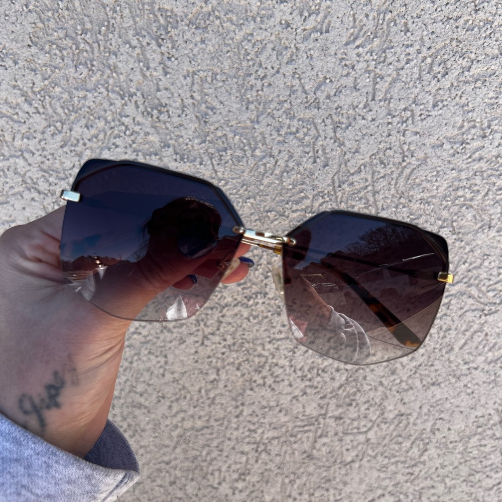 DIFF Stylish Black and Gold Sunglasses